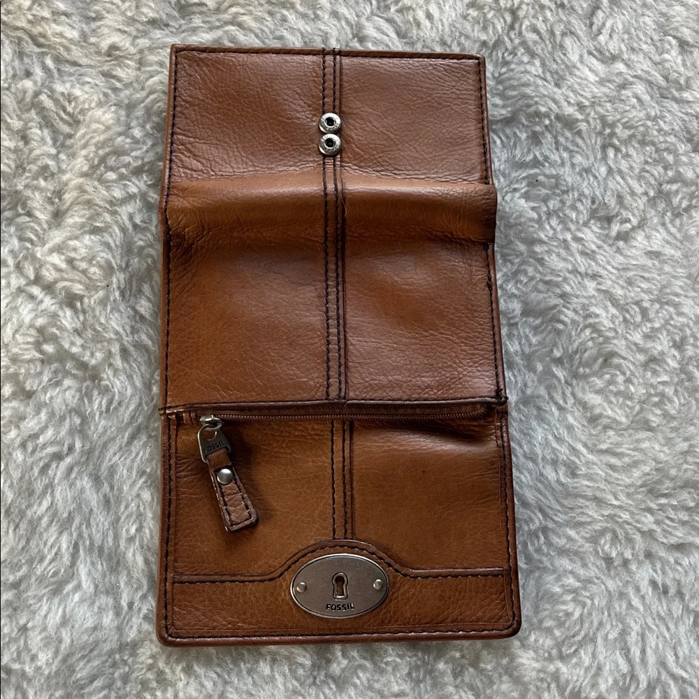 Fossil Maddox keyhole Tan Leather trifold Wallet - Picture 2 of 10